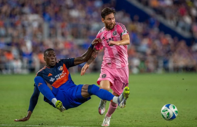 Messi exchange jerseys with Zimbawe Star 