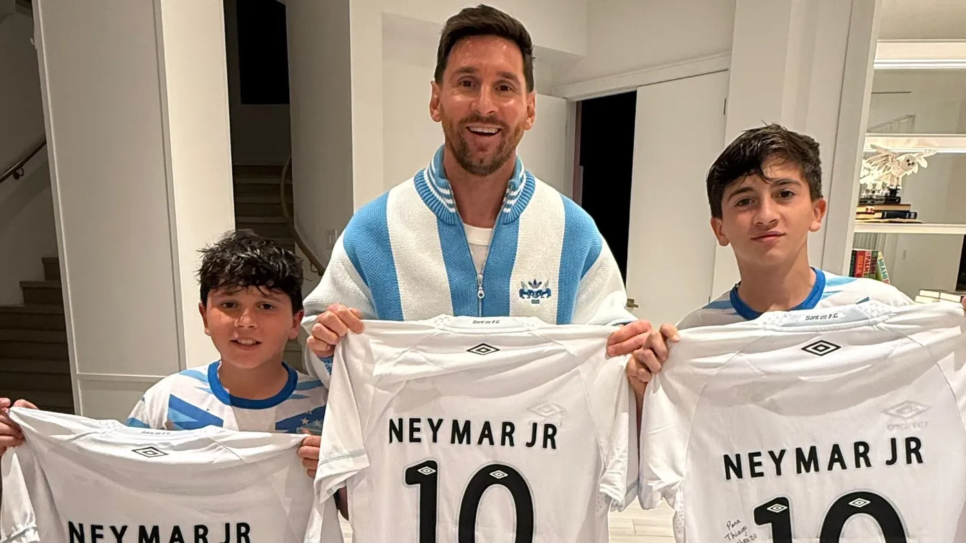 Neymar Sends Special Gift to Messi and His Sons, Celebrating a Friendship That Defines Football